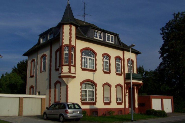 Villa mit drei Wohnungen Schwalmtal-Waldniel Mehrfamilienhaus Villa als Mehrfamilienhaus in zentraler Lage
