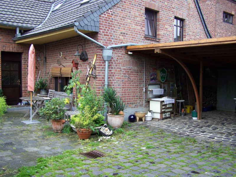 Hof mit Sitzplatz und Carport Haus J�chen
