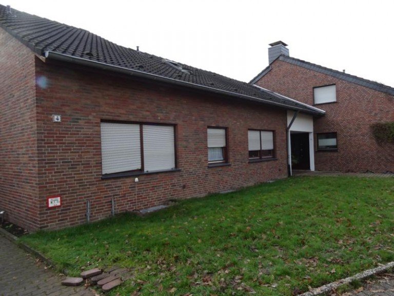 Frontansicht 1 Bedburg-Hau Einfamilienhaus Charmantes Einfamilienhaus mit eingefriedeter Gartenanlage