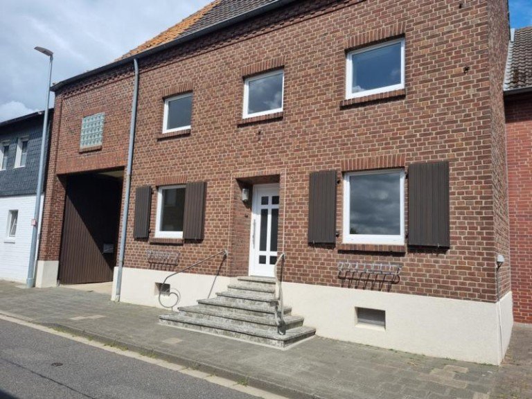 Frontansicht Erkelenz Haus Attraktives ehemaliges Bauernhaus mit kleiner Hofanlage zu vermieten