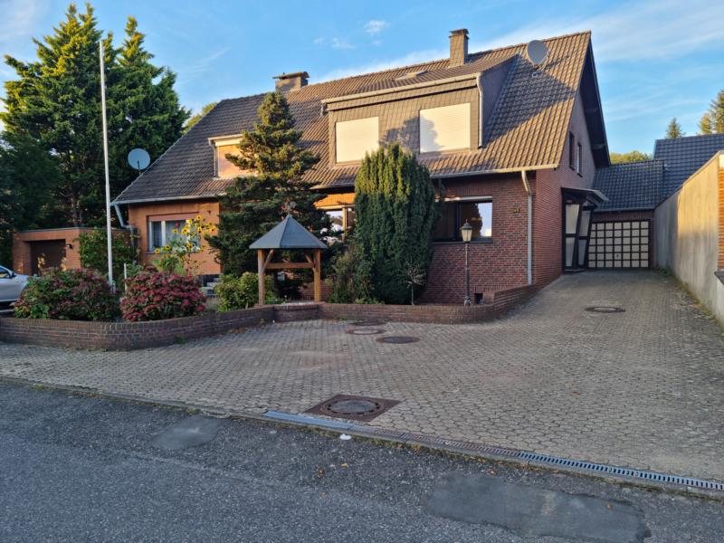 Frontansicht Doppelhaush�lfte Wegberg